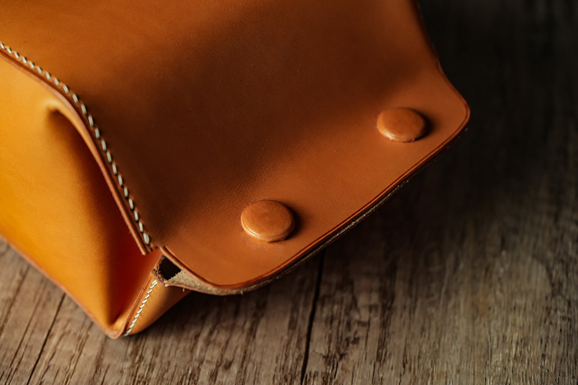 VEG TANNED TISSUE BOX HOLDER